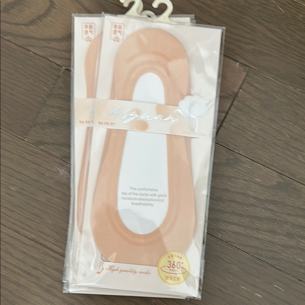 Nude No-Show Socks
